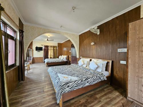 En eller flere senge i et værelse på Assad Resorts