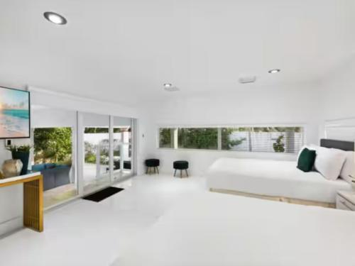 迈阿密Villa Zenora的白色的客厅配有床和电视。