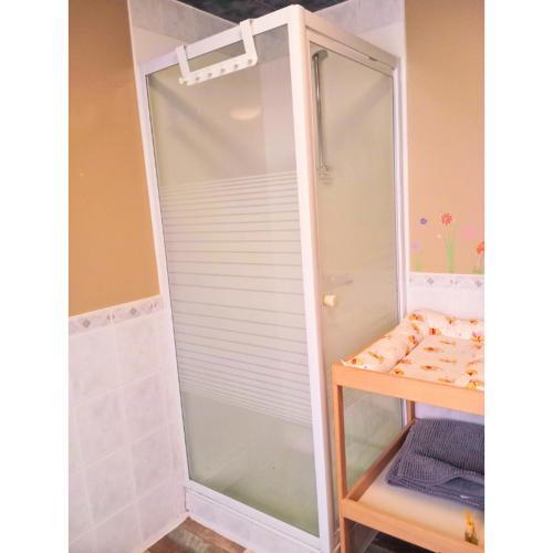 une douche avec une porte vitrée dans une pièce dans l'établissement Emporium, à Lobbes