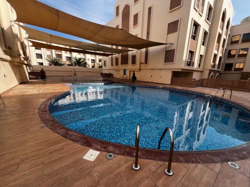 une grande piscine au milieu d'un bâtiment dans l'établissement Mazaya VIP Stay, à Mawāliḩ