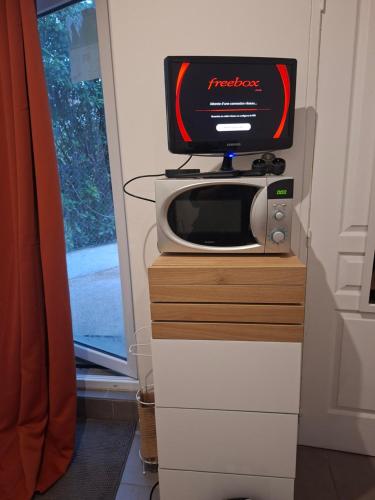 Virtuvė arba virtuvėlė apgyvendinimo įstaigoje Studio avec jacuzzi