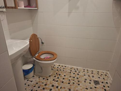 Vonios kambarys apgyvendinimo įstaigoje Studio avec jacuzzi