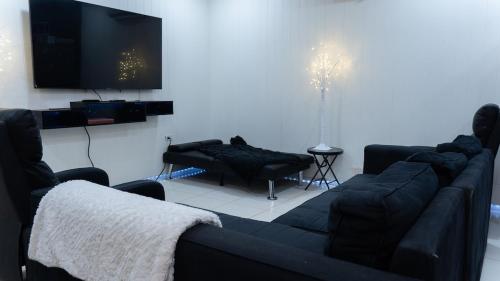 Spacious 2- Bedroom City House with Pergola
