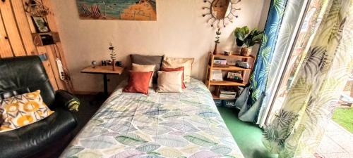 Giường trong phòng chung tại Studio Nature et Beauregard 30m2 en duplex proche lac, cures thermales et commerces