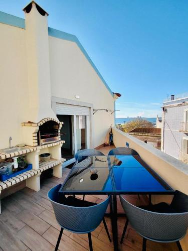 a balcony with chairs and a table on a roof at Tree House III in Setúbal