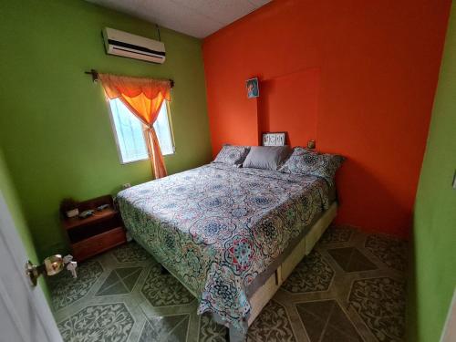 Postel nebo postele na pokoji v ubytování Tikal House, casa equipada El Remate Flores Peten