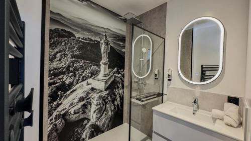 een badkamer met een schilderij van het Vrijheidsbeeld bij Best Western Voiron Centre in Voiron