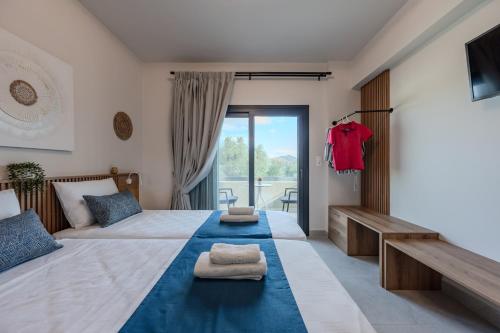 een slaapkamer met een bed met twee kussens erop bij Pelagia villa in Roumelí