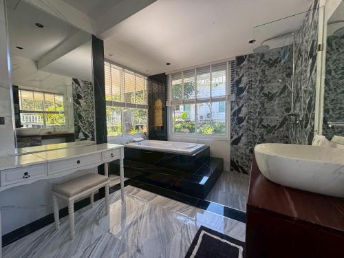 een badkamer met een bad en een wastafel en een ligbad bij Monte Viento Khaoyai 