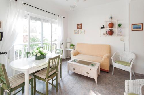 a living room with a couch and a table at Oreneta in Puerto de Gandía
