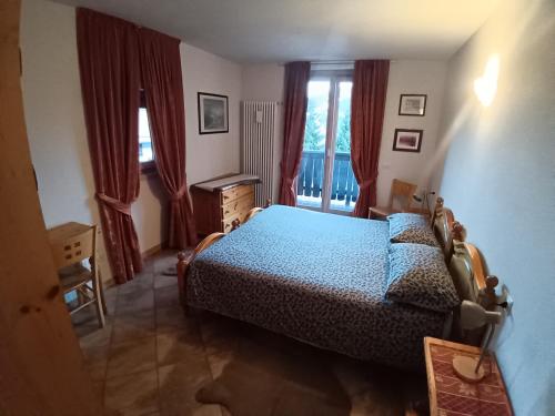 a bedroom with a bed and a window at Fiocco di neve in Valdisotto
