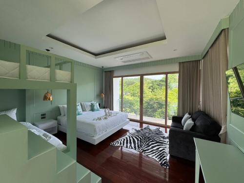 een slaapkamer met een bed en een groot raam bij Monte Viento Khaoyai 