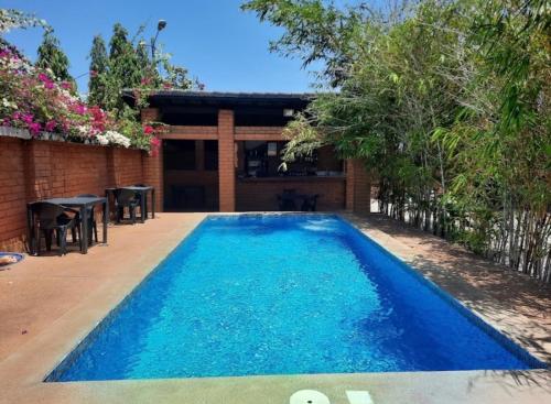 een zwembad in de achtertuin van een huis bij HÔTEL Assinie LODGE in Assinie