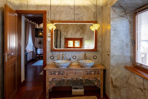 une salle de bain avec deux lavabos et un miroir dans l'établissement Villa Serenitas, à Arona
