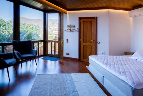une chambre avec un lit et un balcon dans l'établissement Villa Serenitas, à Arona