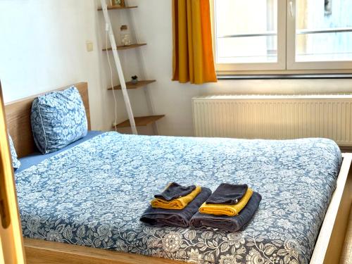 een slaapkamer met een bed met twee handdoeken erop bij Central Hub in Brussel