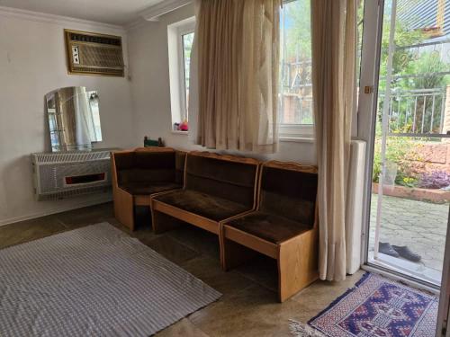 een woonkamer met 2 stoelen en een raam bij Golden sea in Itʼkhvisi