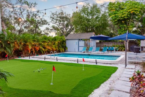 Swimmingpoolen hos eller tæt på Luxury Villa w Heated Pool, Putt-Putt & Bocce