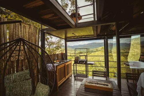 Nespecifikovaný výhled na hory nebo výhled na hory při pohledu z chaty