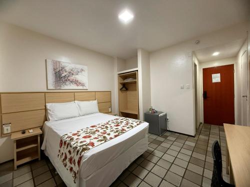 een slaapkamer met een groot bed in een kamer bij Hotel Dan Inn Express Salvador By Nacional Inn in Salvador