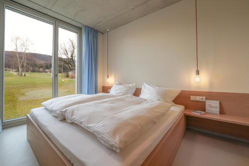 En eller flere senge i et værelse på Ferienhaus Weitsicht