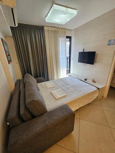 een slaapkamer met een groot bed en een bank bij Landscape Beira Mar in Fortaleza