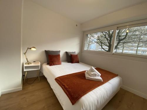 a bedroom with a bed and a window at L'Escapade Cosy Proche Métro CHU et EHESP in Rennes