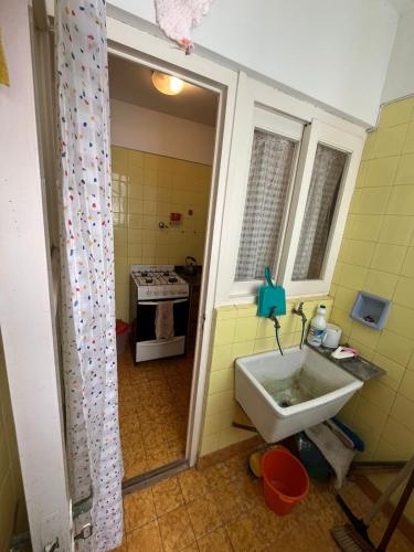 una cucina con lavello e fornello di Depto 1 amb Miramar frente al mar 3 noches mínimo a Miramar