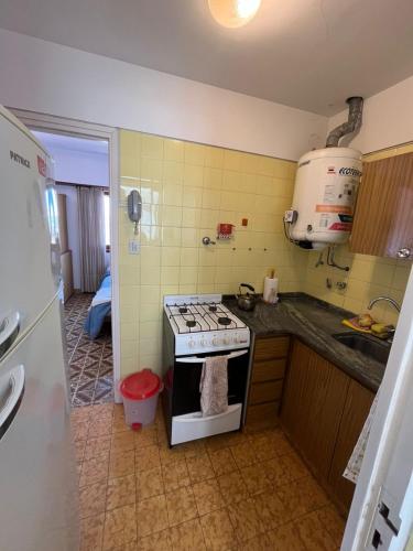 una cucina con fornelli e lavello di Depto 1 amb Miramar frente al mar 3 noches mínimo a Miramar