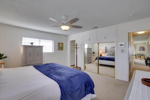 een slaapkamer met een bed met een blauwe deken erop bij Oceanfront Escape Steps to Imperial Beach! in Imperial Beach