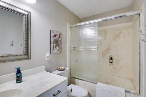 een badkamer met een douche, een toilet en een wastafel bij Oceanfront Escape Steps to Imperial Beach! in Imperial Beach