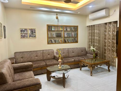 斯里曼加尔乌帕齐拉Sribhumi Homestay的客厅里有一张沙发和一张咖啡桌。