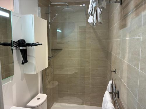 een badkamer met een douche, toilet en wastafel bij Studio number 9 in Pantin