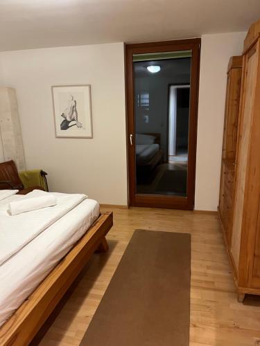 En eller flere senge i et værelse på Urlaub in Alberschwende