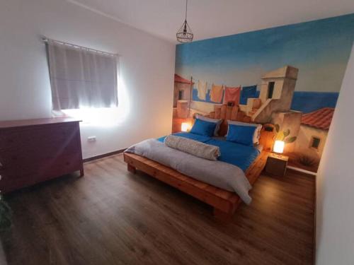 une chambre avec un lit et un tableau au mur dans l'établissement La Azotea, à Mala