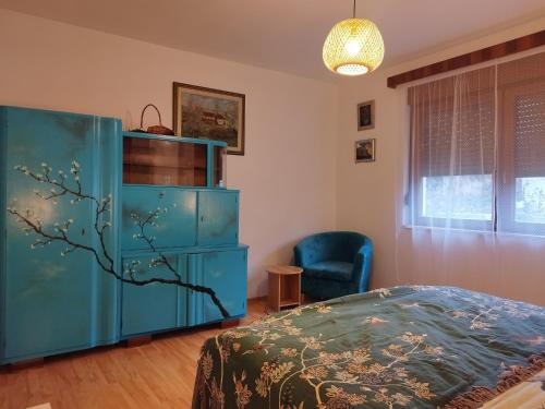 een slaapkamer met een blauwe kast en een bed bij Kuća za odmor Dankica in Veliko Trgovišće