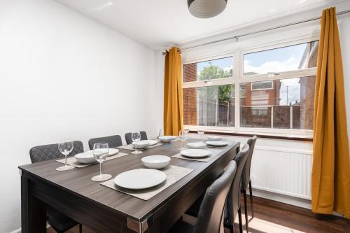 Billede fra billedgalleriet på Comfy 3BR Home - Pool Table - Games - Sleeps 8 i Manchester