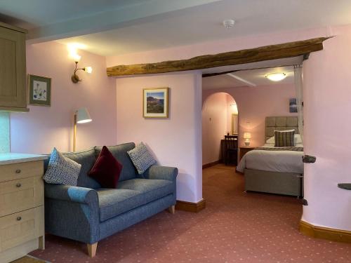 ein Wohnzimmer mit Sofa und Bett in der Unterkunft Scale Hill Hotel in Loweswater