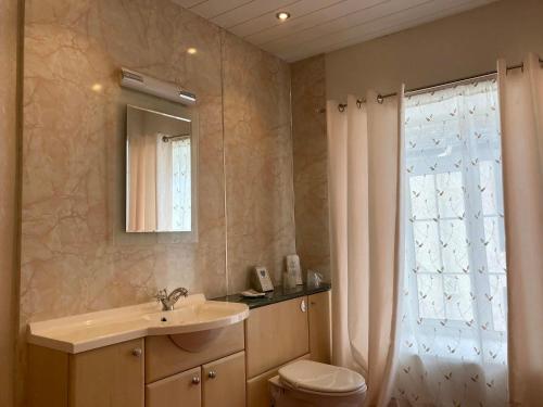 ein Badezimmer mit Waschbecken und Toilette und einem Fenster in der Unterkunft Scale Hill Hotel in Loweswater