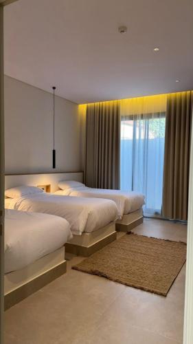 En eller flere senge i et værelse på منتجع أحجار لبيوت العطلات