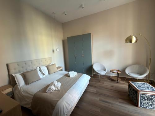ein Schlafzimmer mit einem Bett, auf dem zwei Stofftiere liegen in der Unterkunft Domis Napoli in Neapel