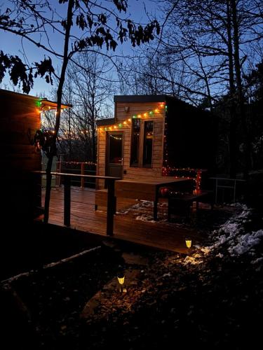 Tòa nhà nơi lều trại sang trọng tọa lạc