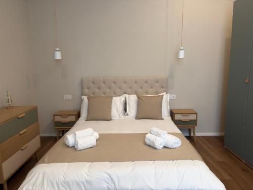 ein Schlafzimmer mit einem großen Bett, auf dem Handtücher liegen in der Unterkunft Domis Napoli in Neapel