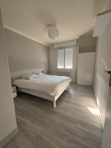 Postel nebo postele na pokoji v ubytování Appartement F4 meublé 75m2 trois chambres avec balcon