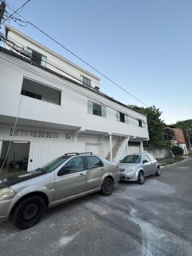 deux voitures garées devant un immeuble dans l'établissement casa branca, à Serra