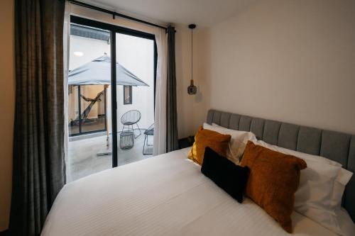 een slaapkamer met een bed met uitzicht op een balkon bij Casa Castillo Condesa in Mexico-Stad