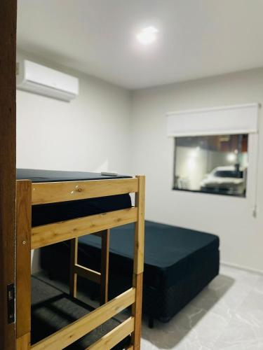 een stapelbed in een kamer met een spiegel bij Bertioga Rio da Praia in Bertioga