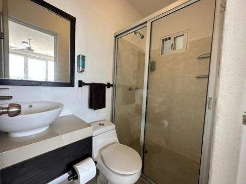 un bagno con wc, lavandino e doccia di Puerto Morelos Hotel Las Palmas - Near the beach a Puerto Morelos