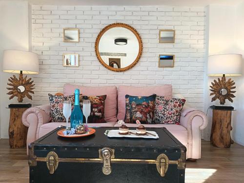a living room with a pink couch and a trunk at Estudio Jazmín in Nerja