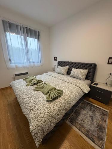 een slaapkamer met een groot bed met kussens erop bij Kalisi Panorama Tornik in Zlatibor